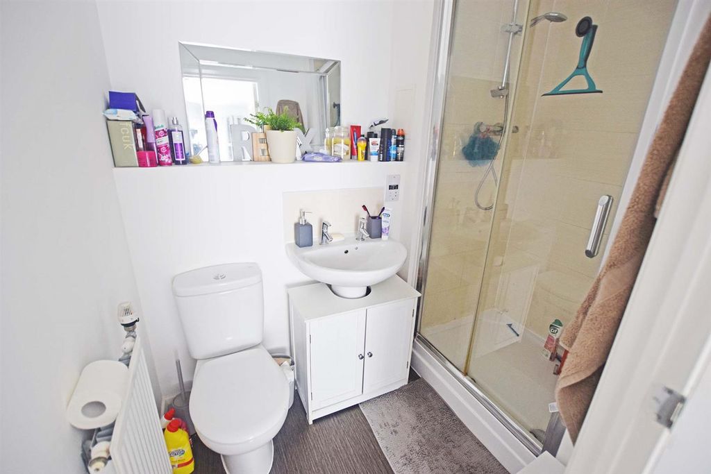 Property photo 3 of 8 En-Suite Shower Room