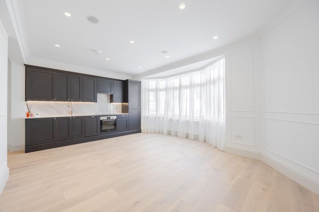 Property photo 3 of 15 Kitchen / Lounge