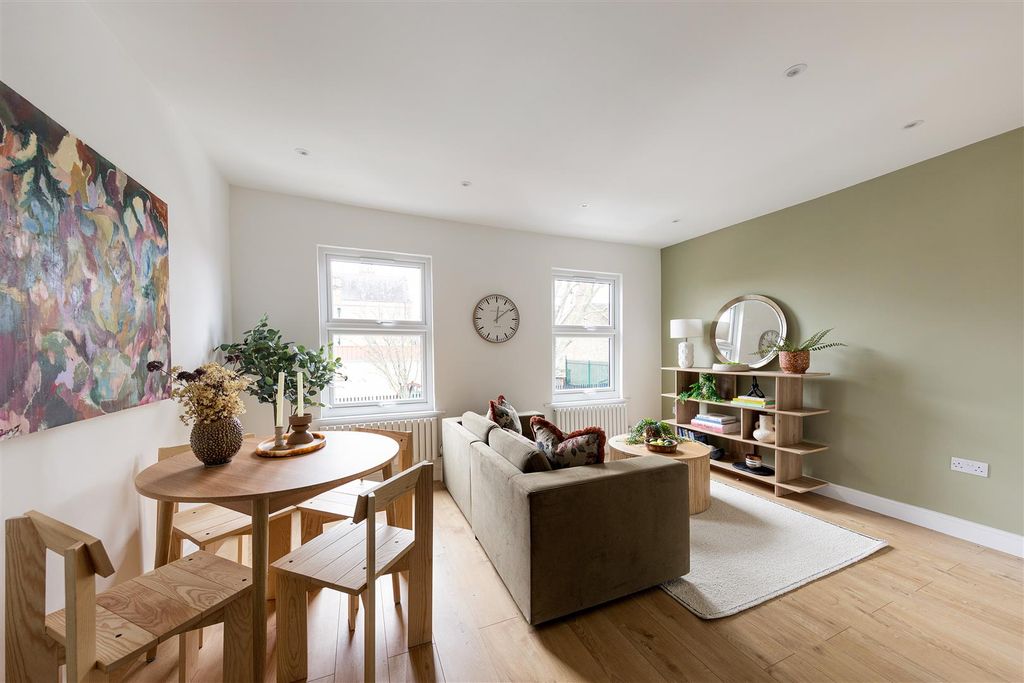 Property photo 2 of 27 Elsham Road, E11