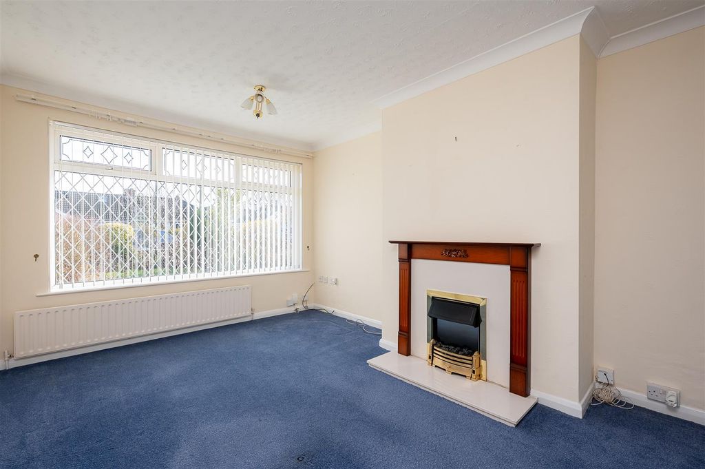 Property photo 3 of 14 Living Room