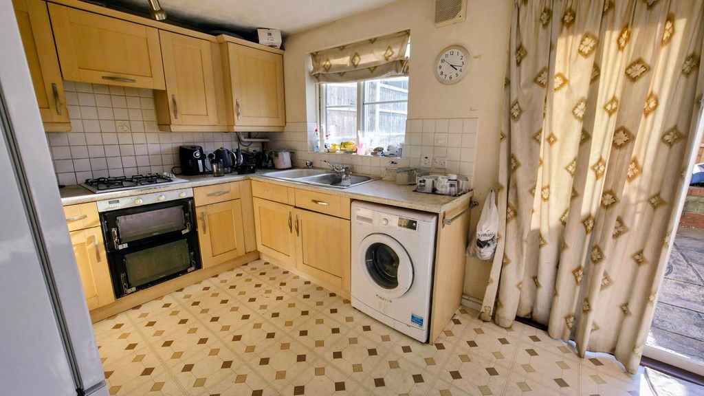Property photo 3 of 11 Kitchen