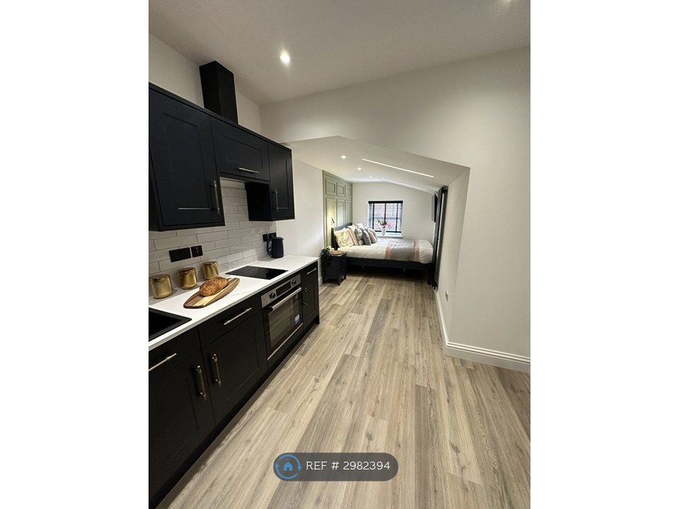 Property photo 1 of 12 Room 4