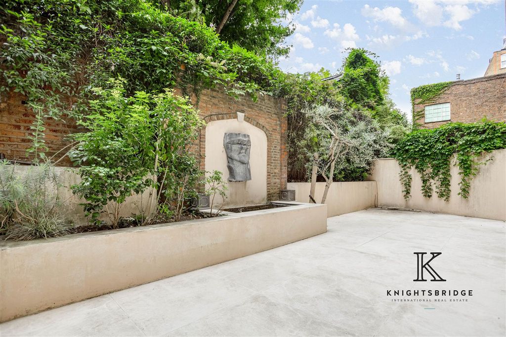 Property photo 3 of 10 Private Garden
