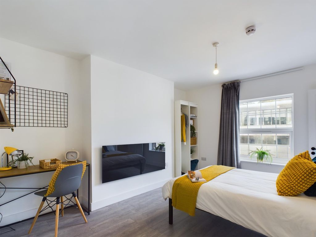 Property photo 2 of 9 A Bright And Inviting Double Bedroom With Modern d...