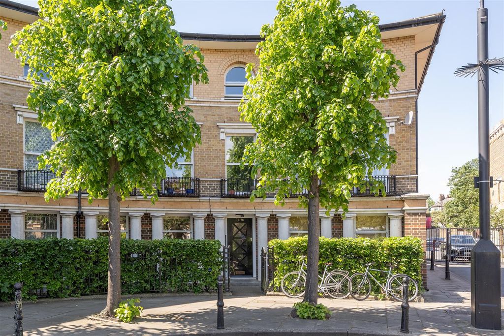 Property photo 1 of 23 Mothers Square, E5
