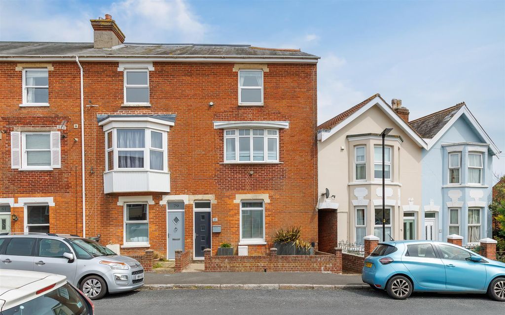 Property photo 1 of 32 Cowes Period Property