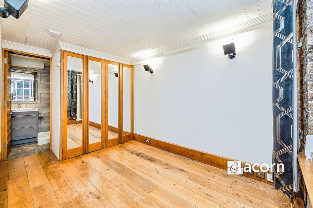 Property photo 3 of 18 Bedroom (3)