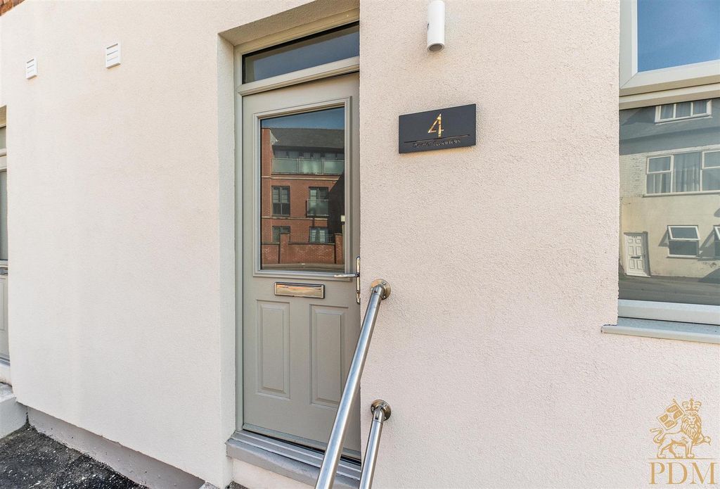 Property photo 3 of 11 672 Woodborough Road Flat 4-001.Jpg