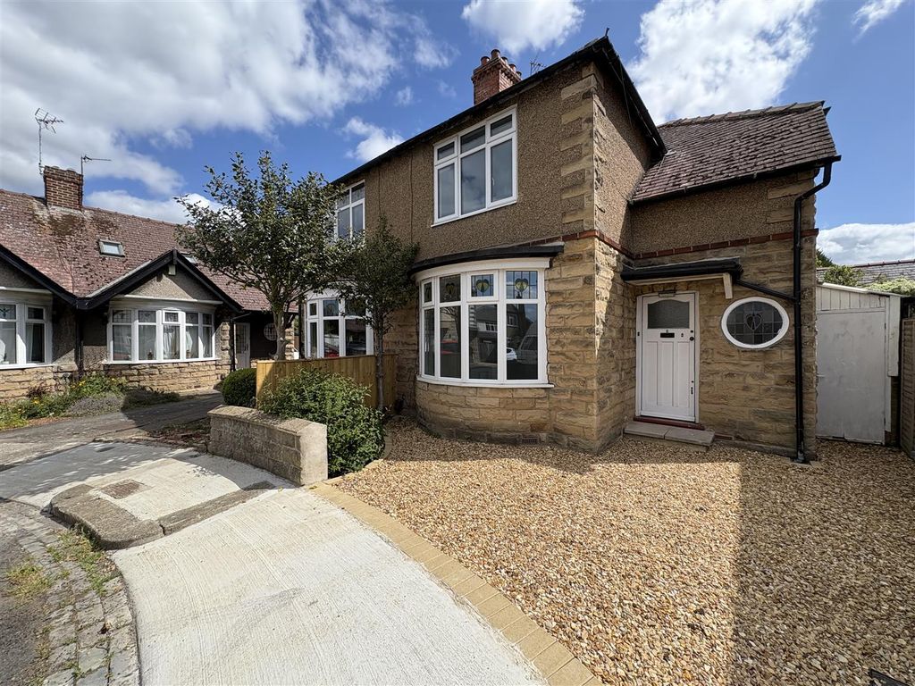 Property photo 1 of 9 Externally