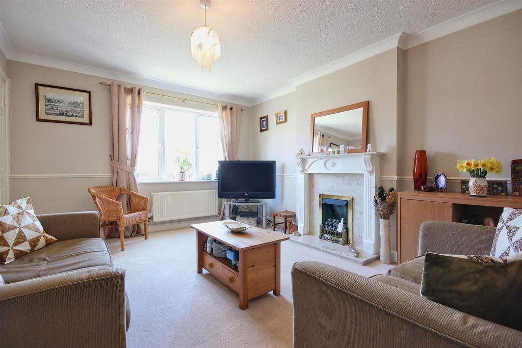 Property photo 3 of 20 Lounge