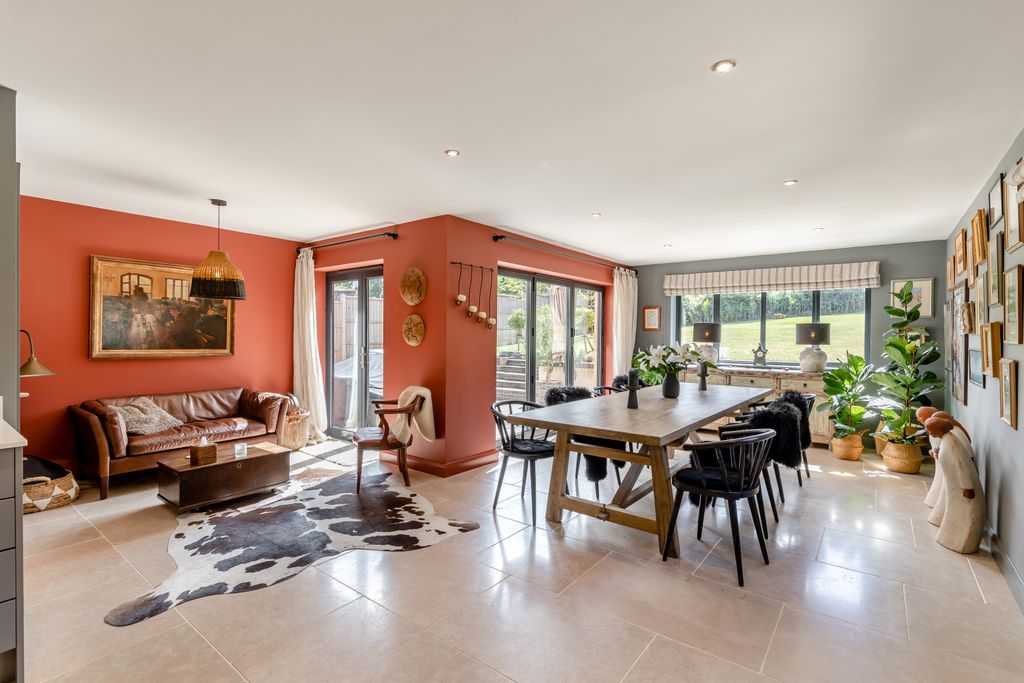 Property photo 2 of 22 8662286-Interior06