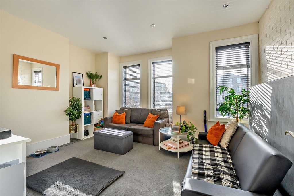 Property photo 2 of 9 8634670-Interior09-800.Jpg