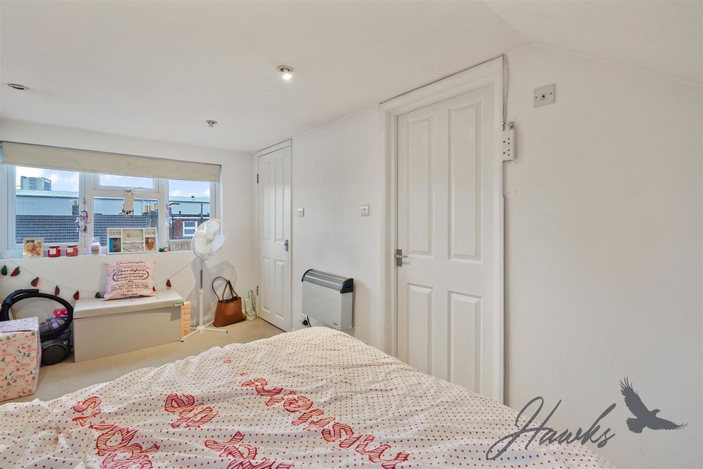 Property photo 2 of 11 c0369Ed7-78F4-443B-A1cd-26d7259E8B6Eaphbf - 71A Ma
