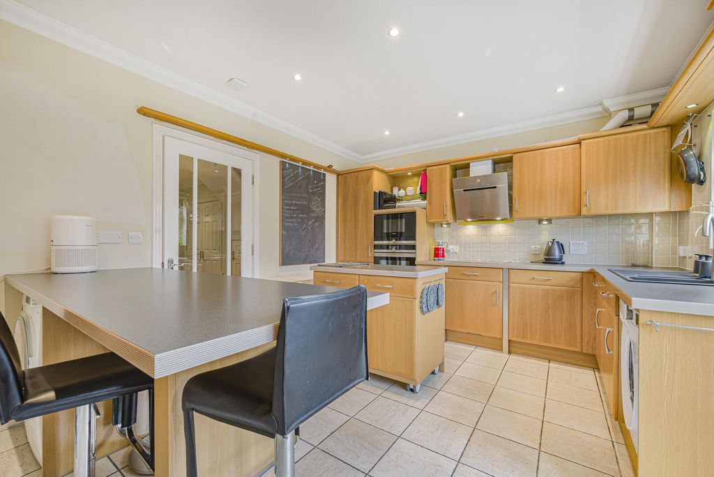 Property photo 2 of 31 Kitchen