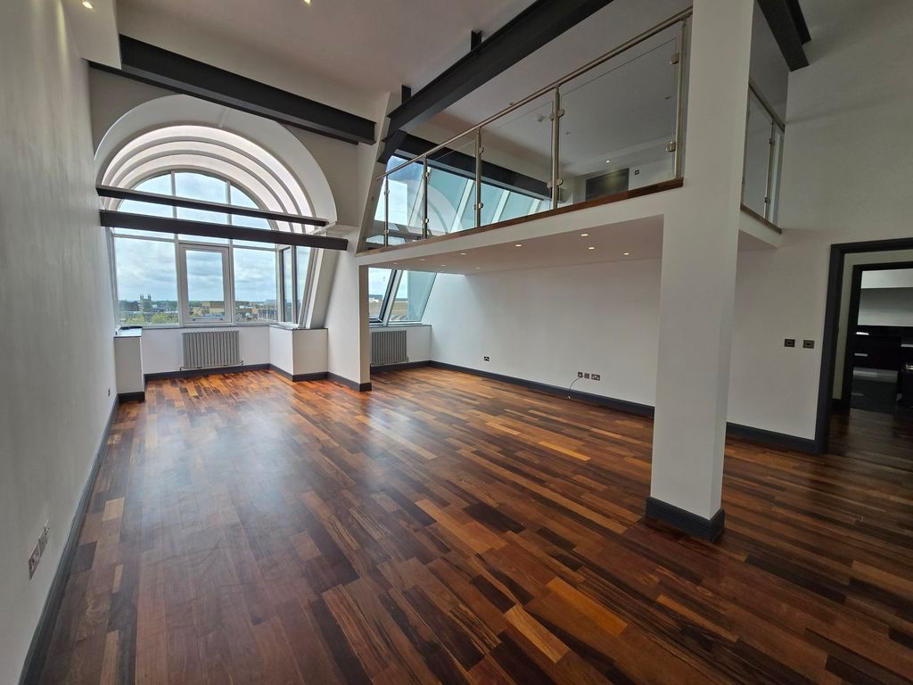 Property photo 1 of 17 Photo 4