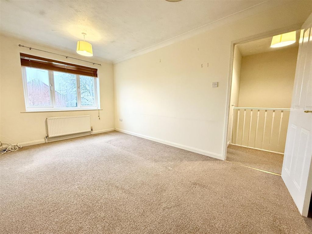 Property photo 3 of 12 Lounge