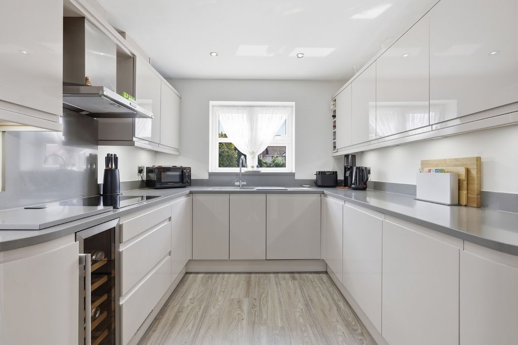 Property photo 2 of 25 5302354