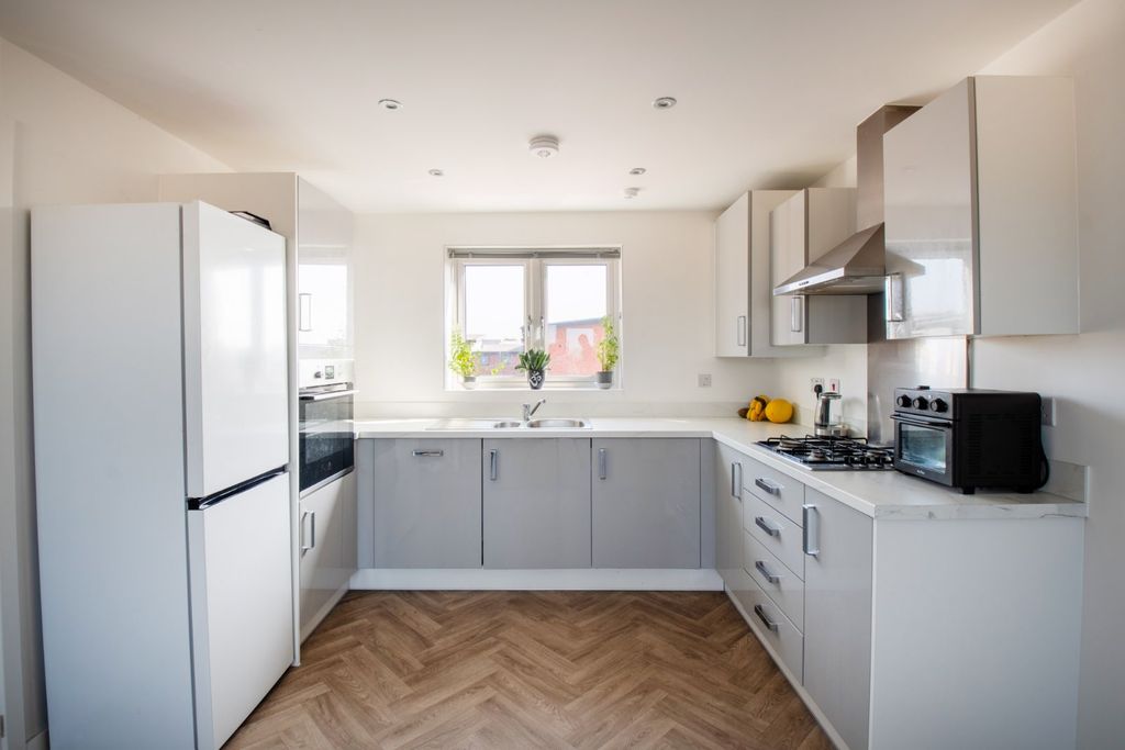 Property photo 2 of 16 Picture No. 14