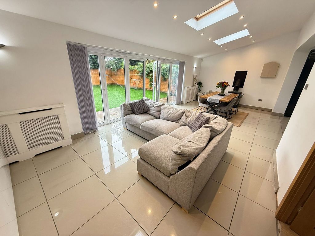 Property photo 2 of 25