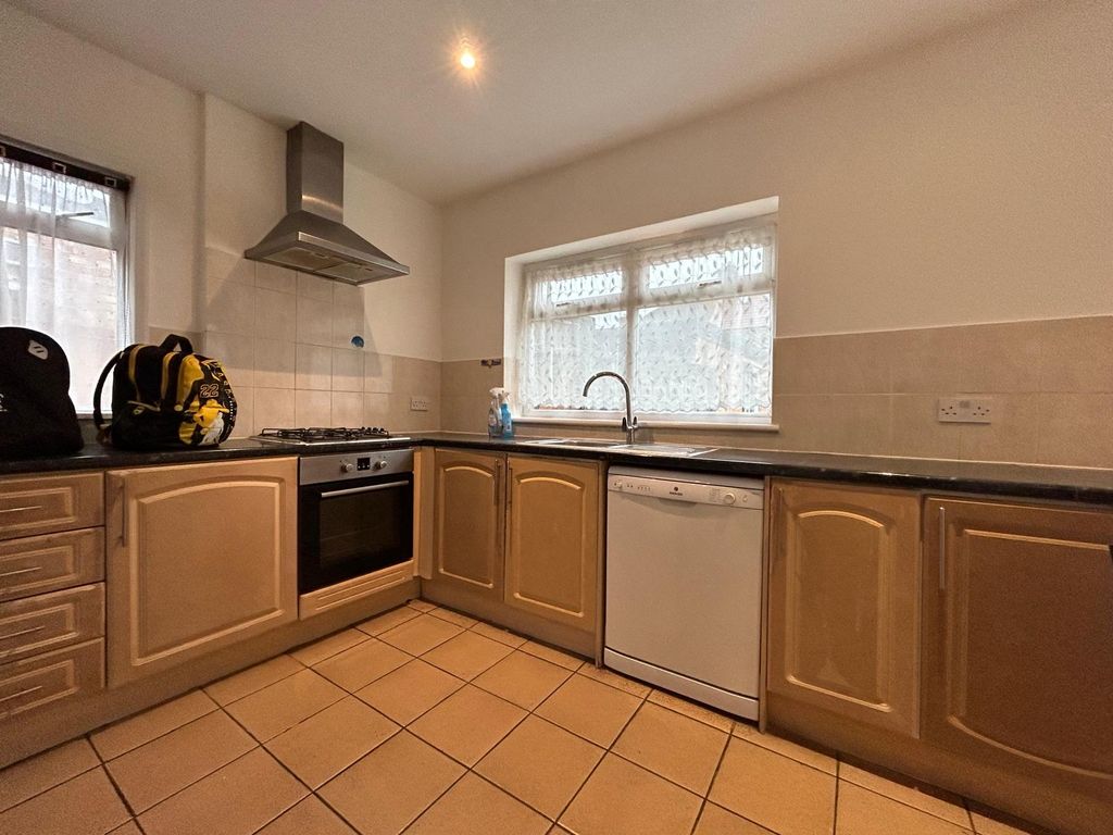 Property photo 1 of 12 4 Bed Semi-Detached House To Rent Norwood Gardens, Southall Ub2