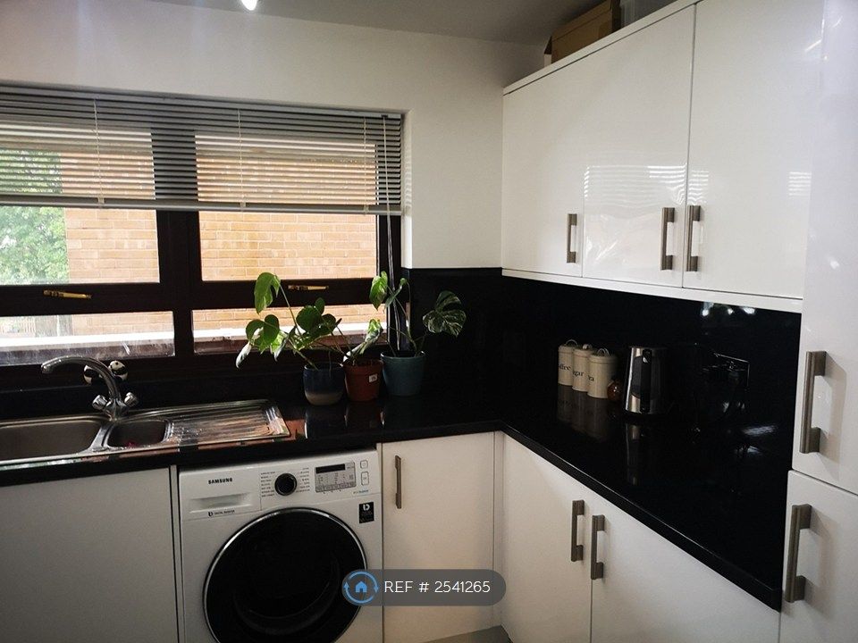 Property photo 3 of 9 Kitchen 2