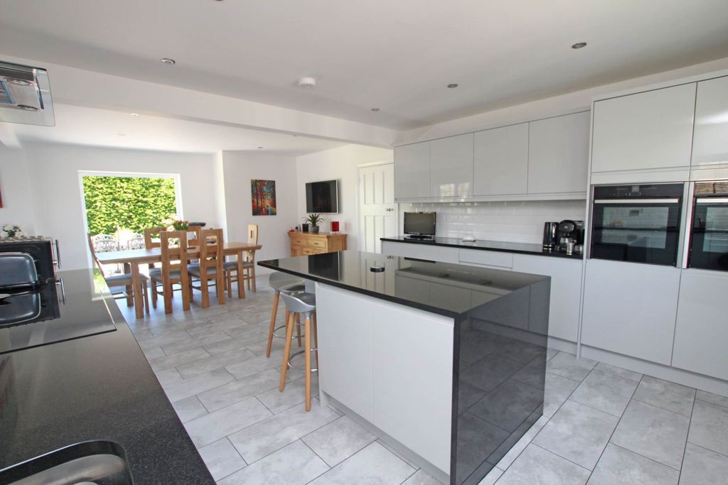 Property photo 3 of 38