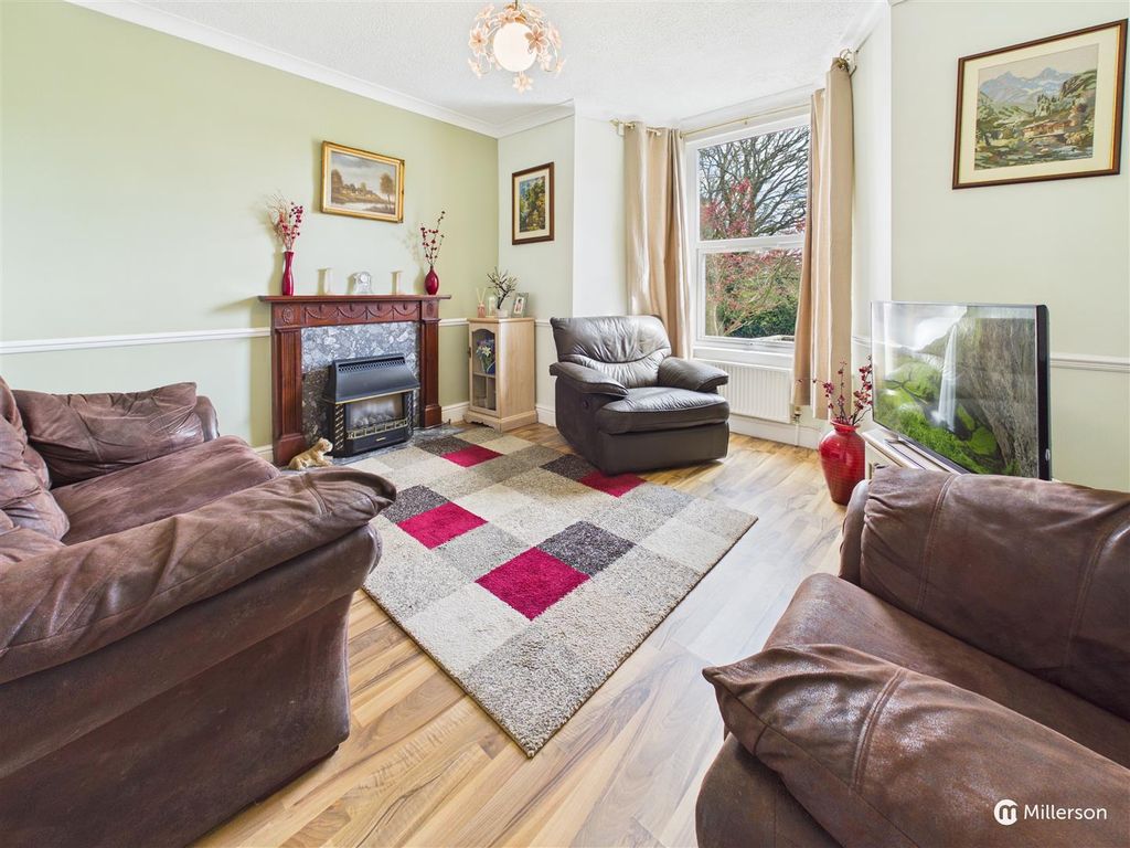 Property photo 3 of 16 Lounge