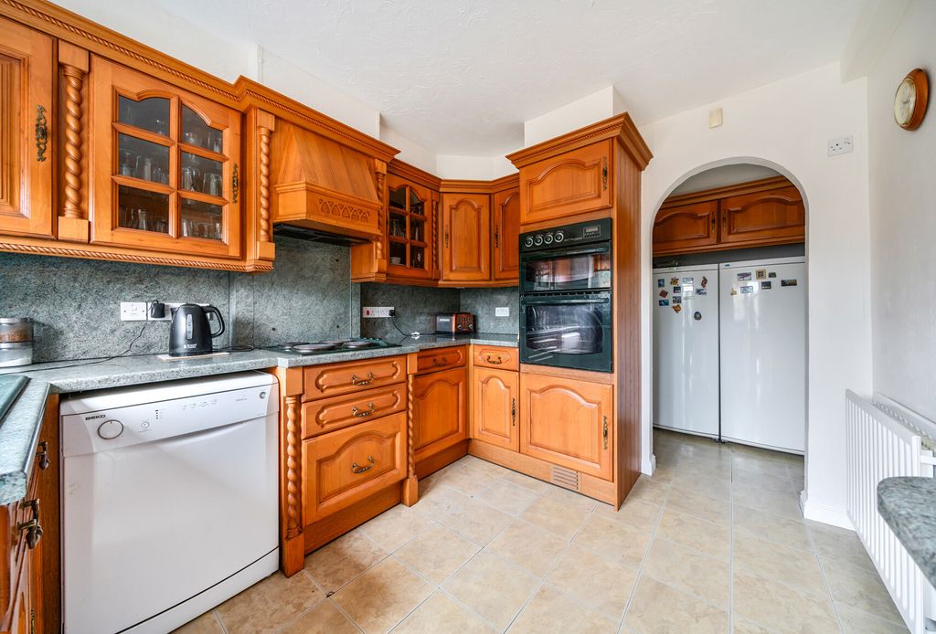 Property photo 2 of 12 1400021-9-696Facf...