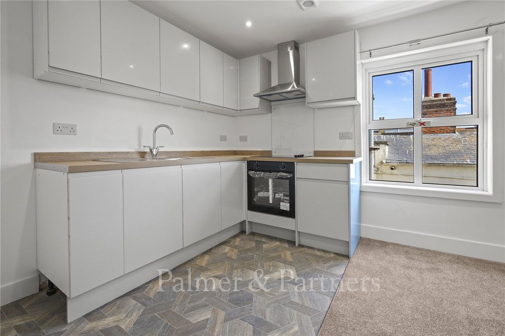 Property photo 2 of 6 Kitchen
