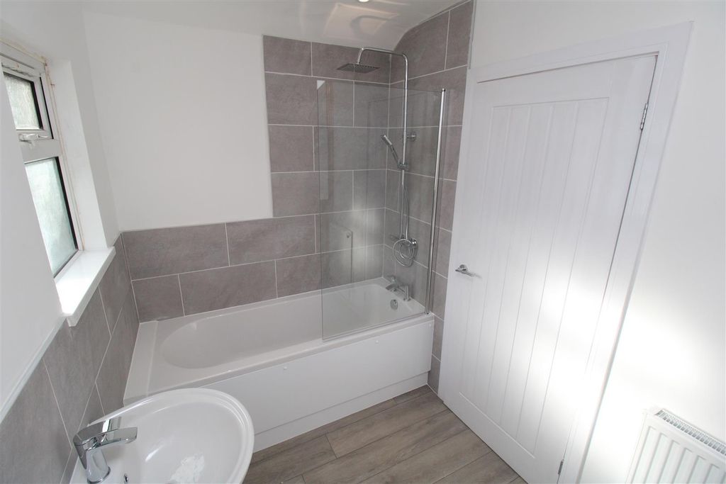 Property photo 3 of 11 Modern Bathroom Suite With Elegant Tiling....