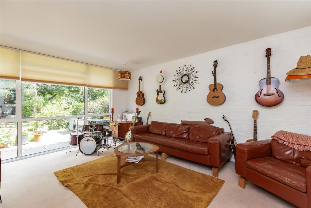 Property photo 2 of 12 Lounge