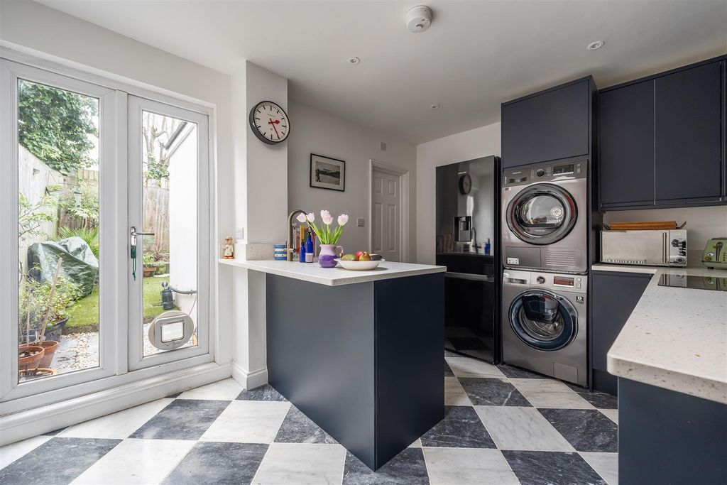 Property photo 3 of 22 Parkstone Road, E17