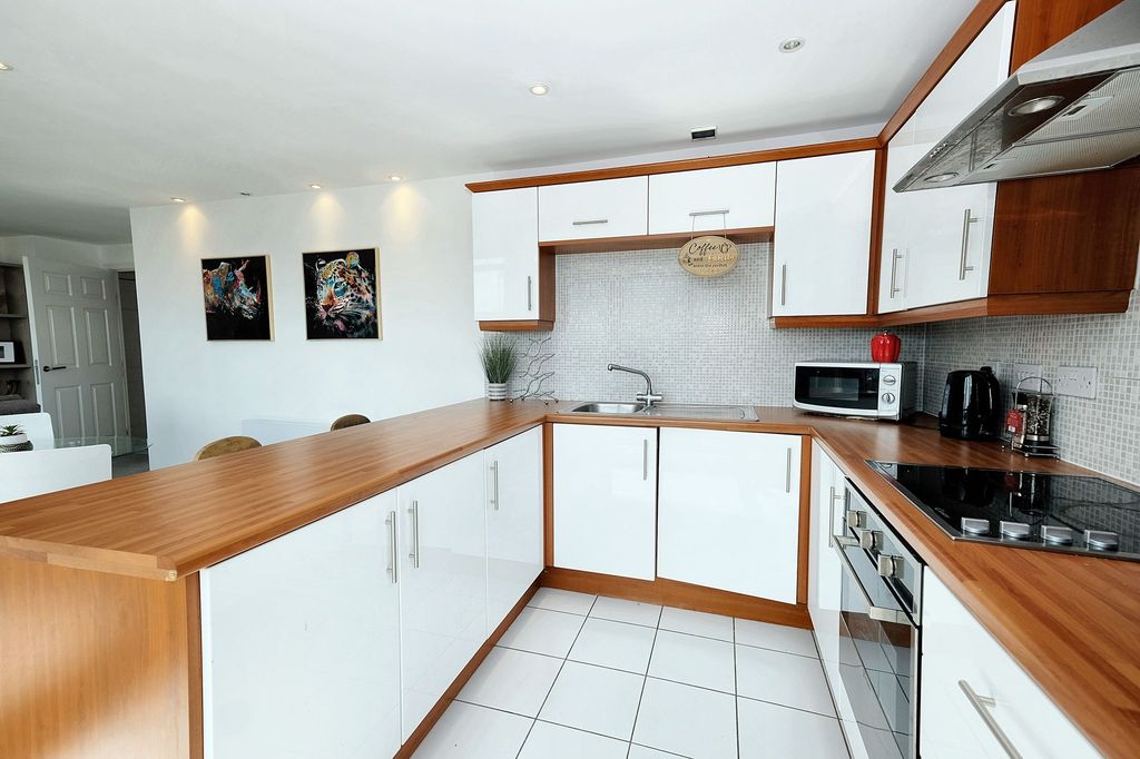 Property photo 3 of 21