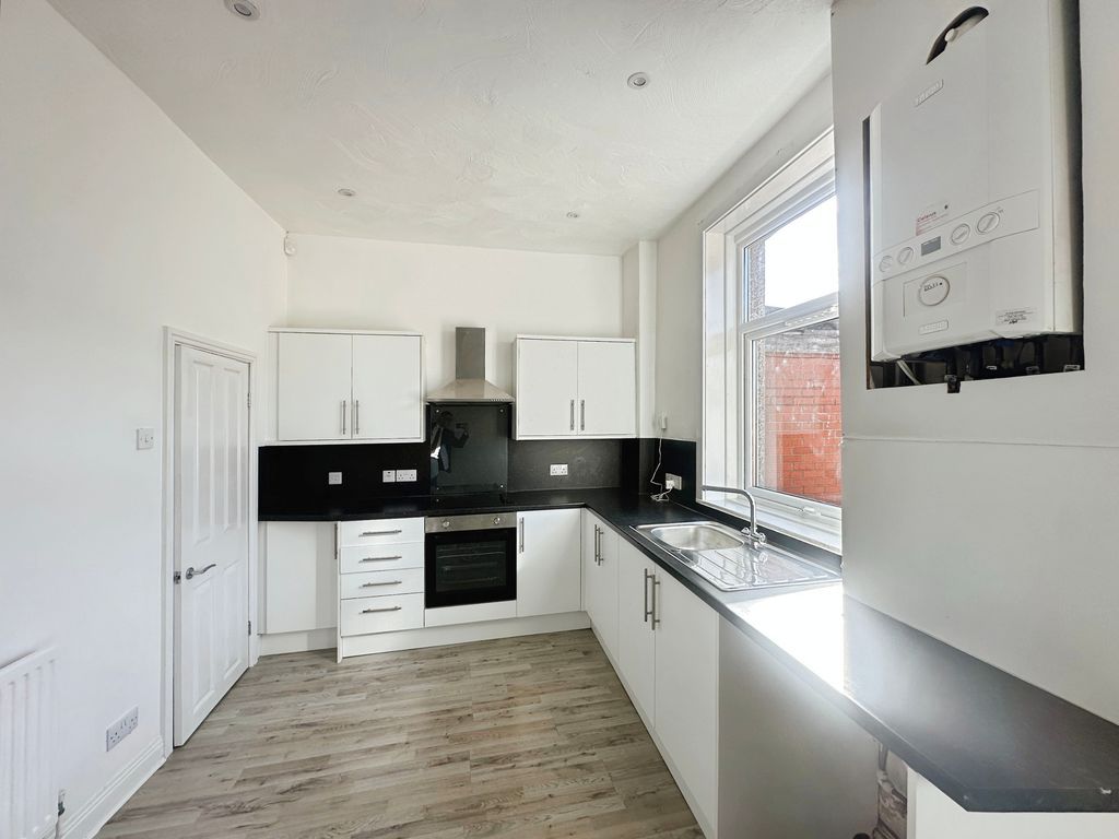 Property photo 3 of 9 Kitchen