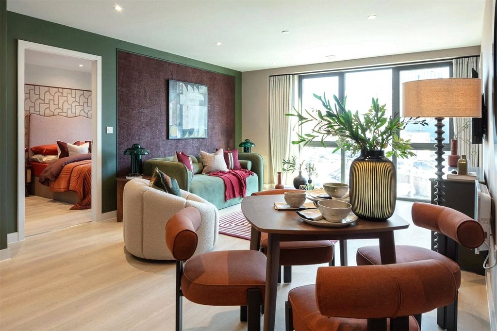 Property photo 2 of 16 Waterhouse Gardens