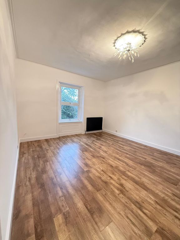 Property photo 3 of 10 Spacious Living Room