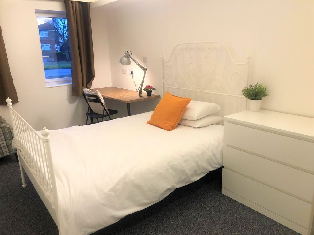 Property photo 2 of 8 A Bright And Tidy Double Bedroom Featuring A White...
