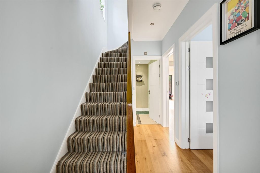 Property photo 2 of 21 Entrance Hall