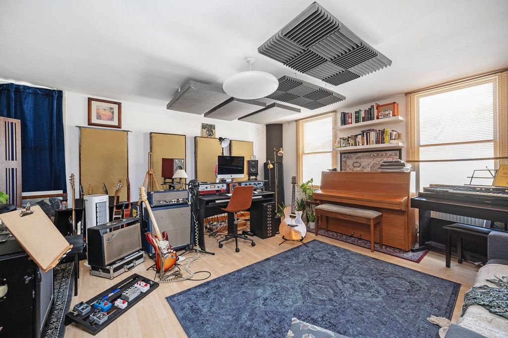 Property photo 2 of 6