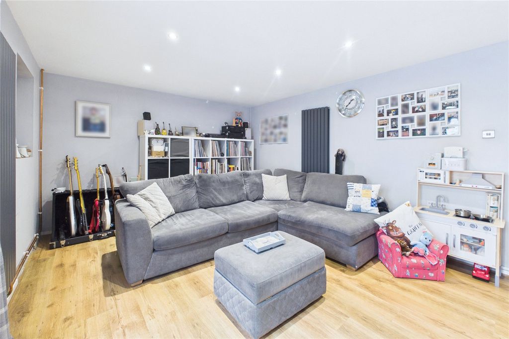 Property photo 2 of 22 Picture No. 12