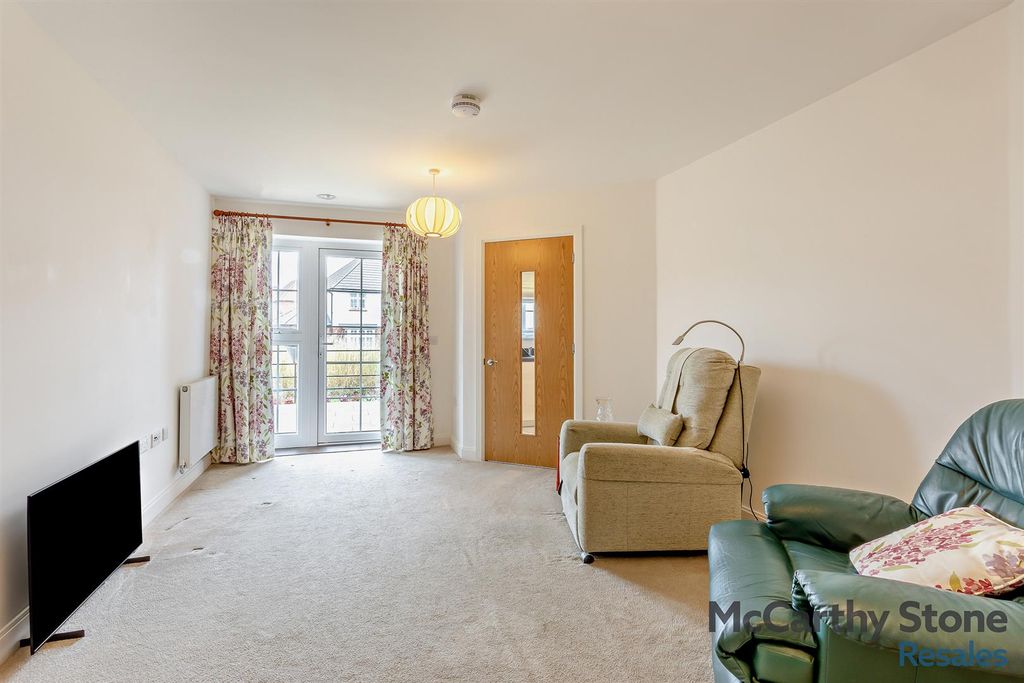 Property photo 3 of 11 8657967-Interior02-800.Jpg