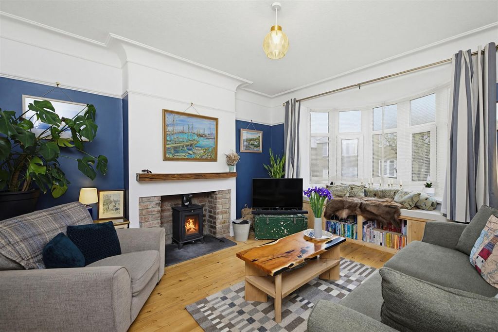 Property photo 2 of 21 Lounge