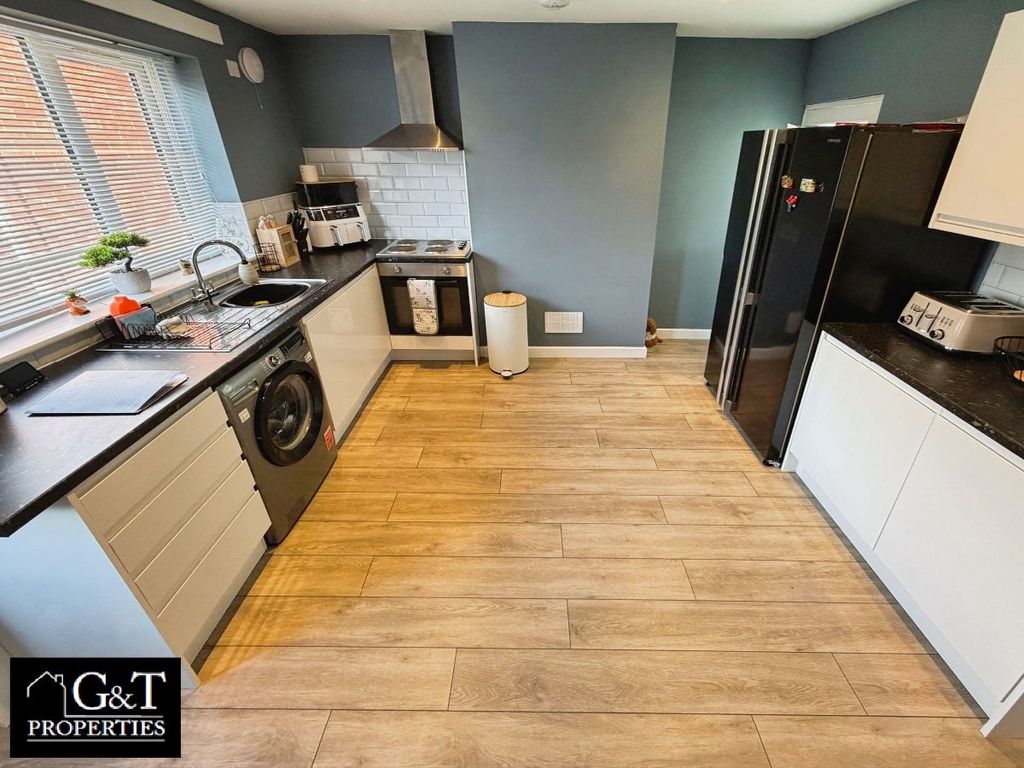 Property photo 3 of 13 Kitchen