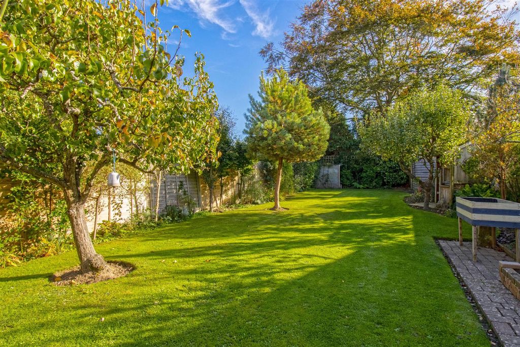 Property photo 2 of 17 For Sale By Aspire Residential, On Rugby Road