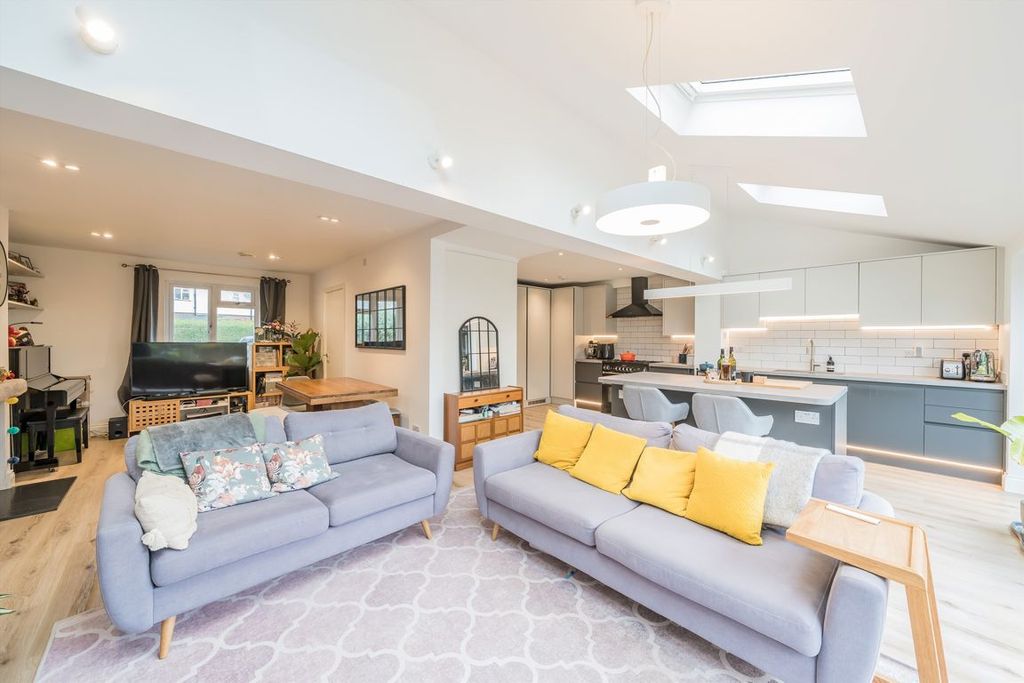 Property photo 3 of 8