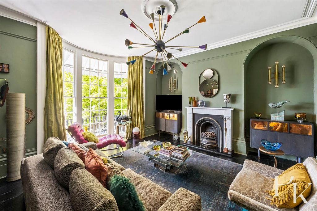 Property photo 2 of 31 Living Room/Bedroom