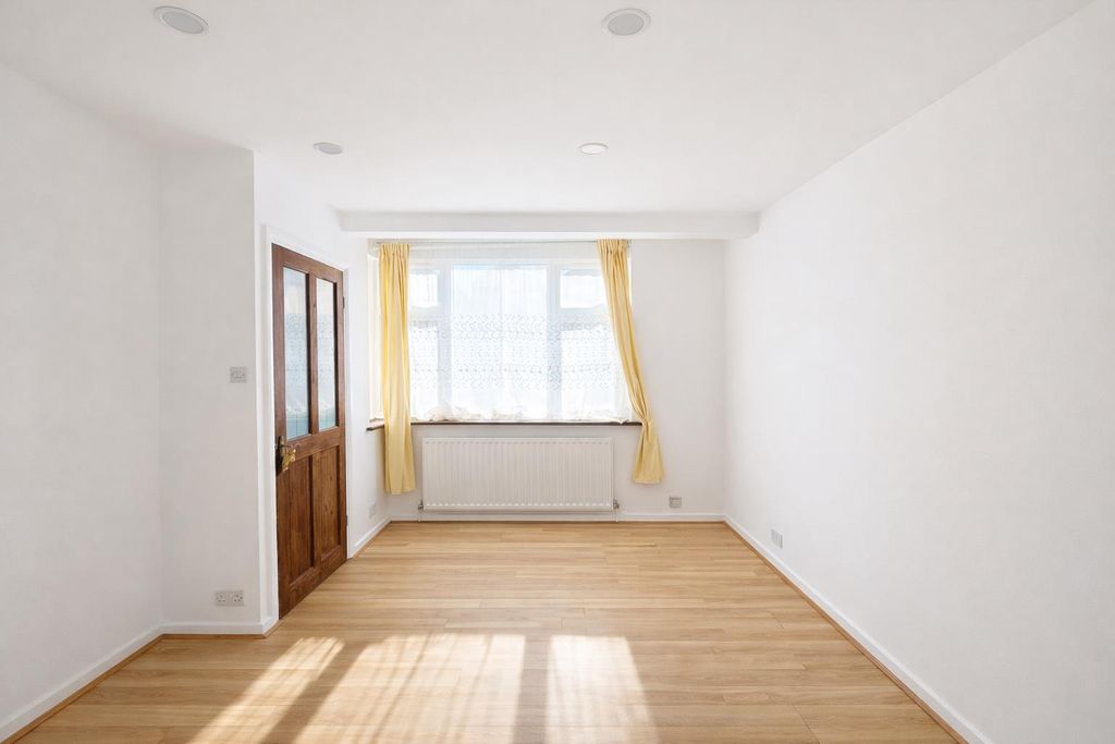 Property photo 1 of 11 Living Room