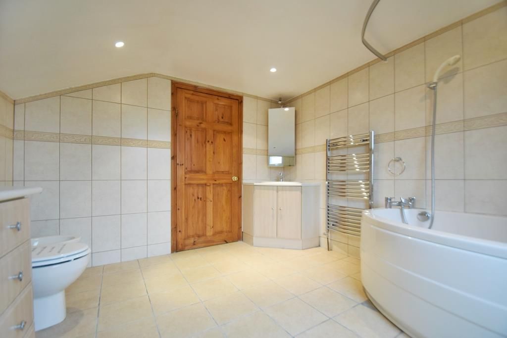 Property photo 3 of 19 Bathroom