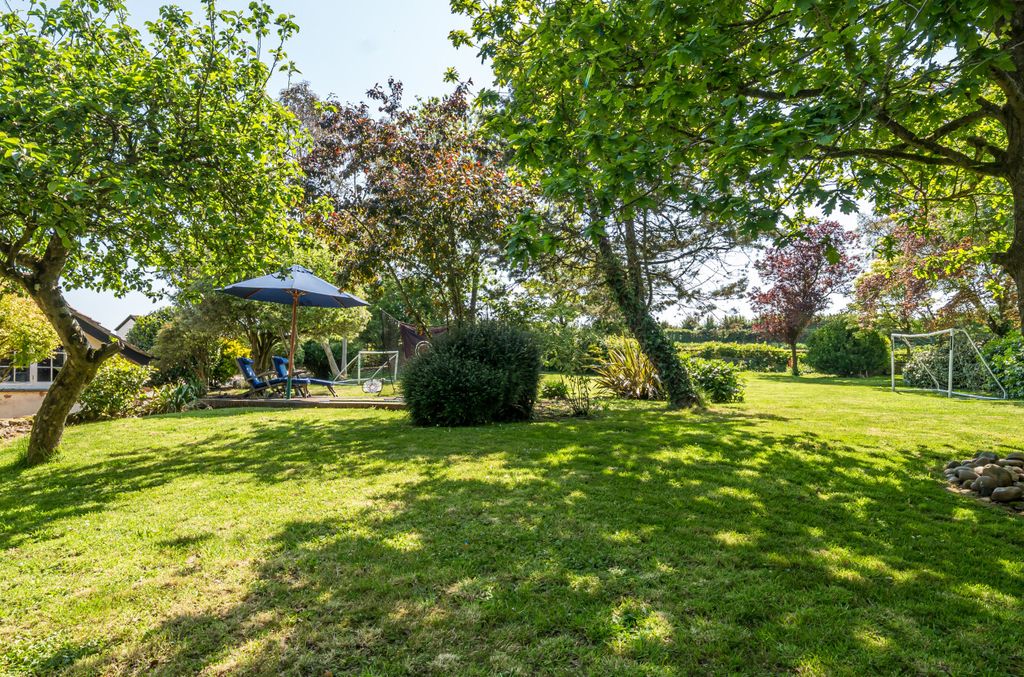 Property photo 2 of 27 1286196-11-68249Eea9768A-Arw-1