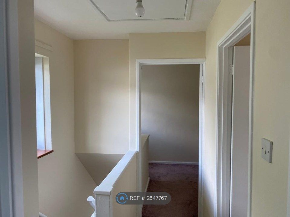 Property photo 2 of 11 Hallway